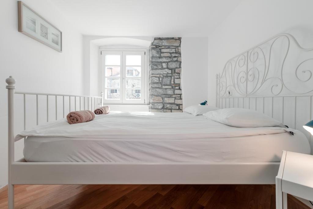 Apartments Artemus Music Pirano Esterno foto